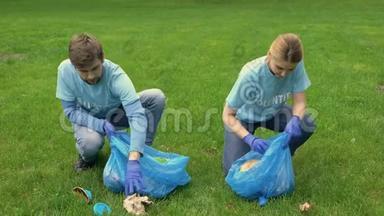 男女志愿者在公园里捡垃圾互相微笑，生态